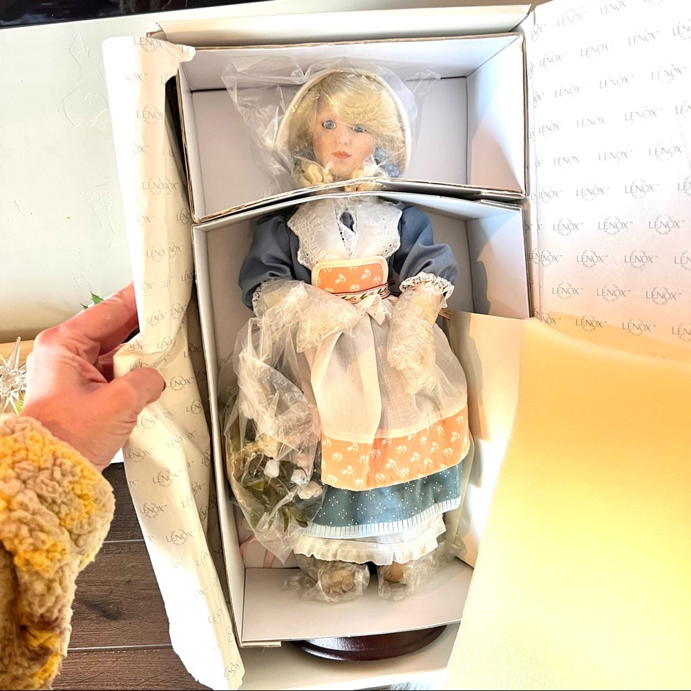 New in box Hannah The Little Dutch Maiden Lenox Doll